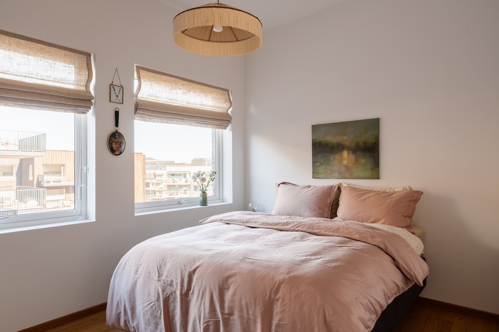 Hovedsoverommet har adkomst fra entréen og har god plass til dobbeltseng. Galleribilde