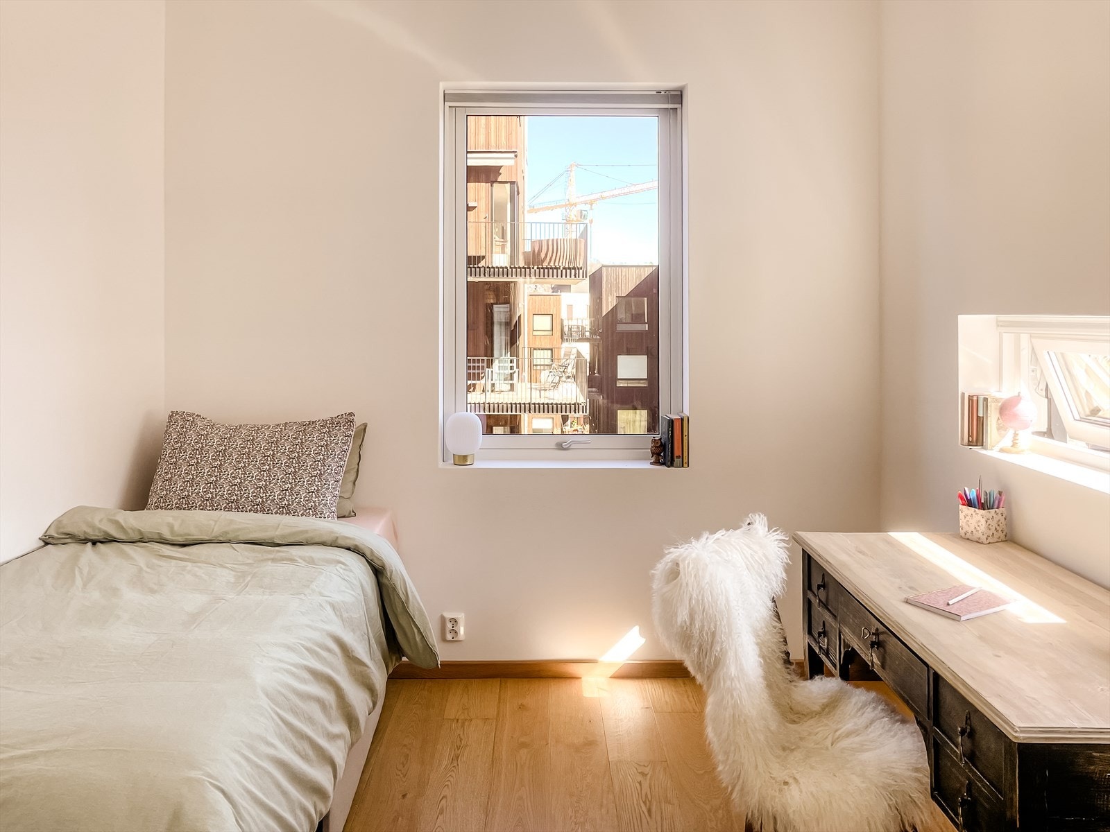 Det ene har adkomst fra stuen og egner seg godt til gjesterom, barnerom eller kombinert som et kontor. Galleribilde