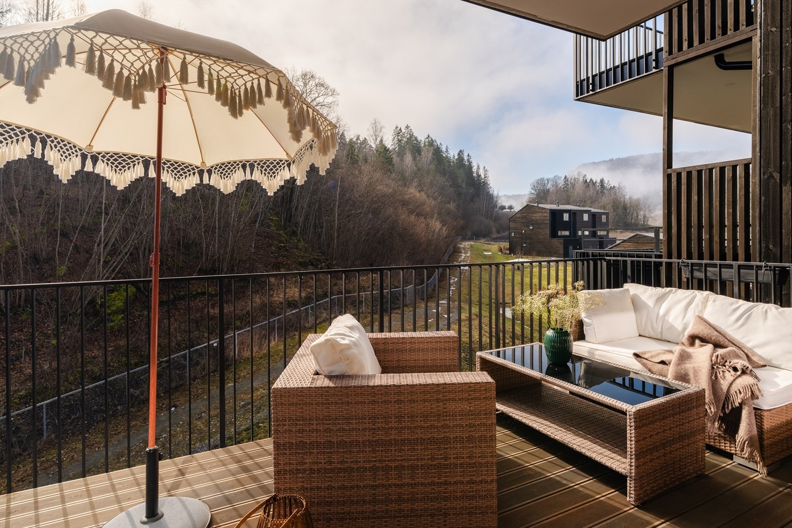 Både sol og naturskjønt utsyn kommer til sin rett på en sydvestvendt, overbygd balkong på ca. 12,6 kvm. Galleribilde