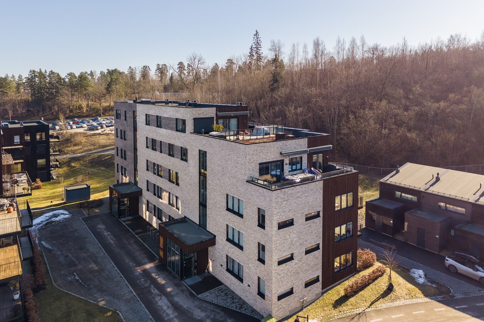 Leiligheten ligger i et moderne bygg som ble oppført i 2021. Beboerne flyttet inn i februar 2022. Galleribilde