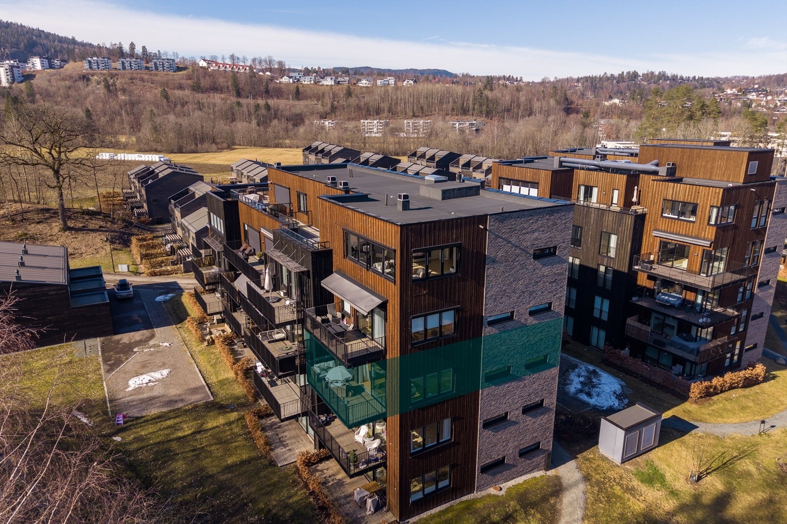 Velkommen til en moderne og innbydende hjørneleilighet fra 2021 med den desidert beste plasseringen på området. Galleribilde