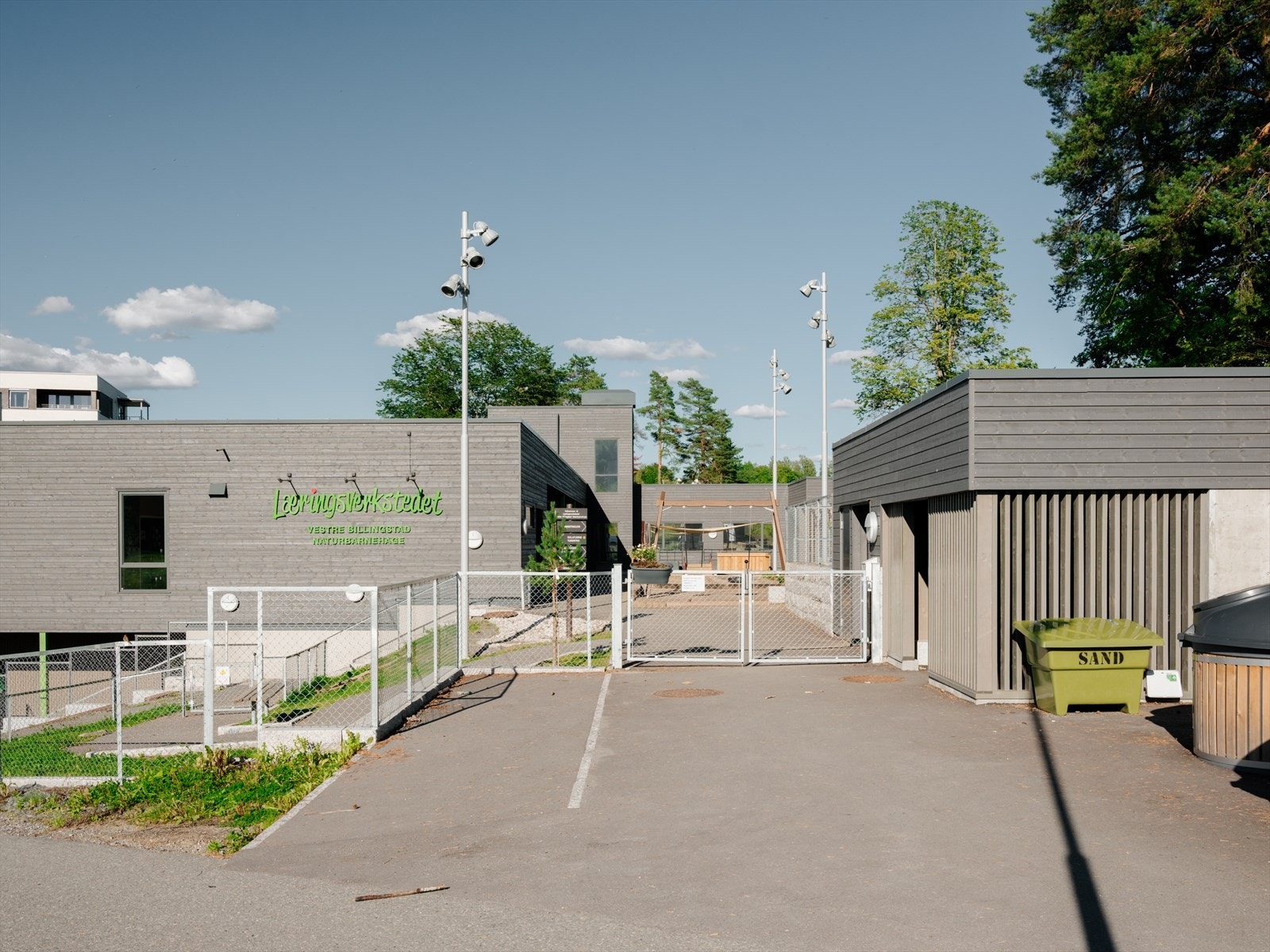 Området har et godt utvalg av private og kommunale barnehager, hvorav det er prioritert plass i Læringsverkstedet vestre Billingstad Naturbarnehage (med egen kokk), ca. 100 m fra boligen. Galleribilde