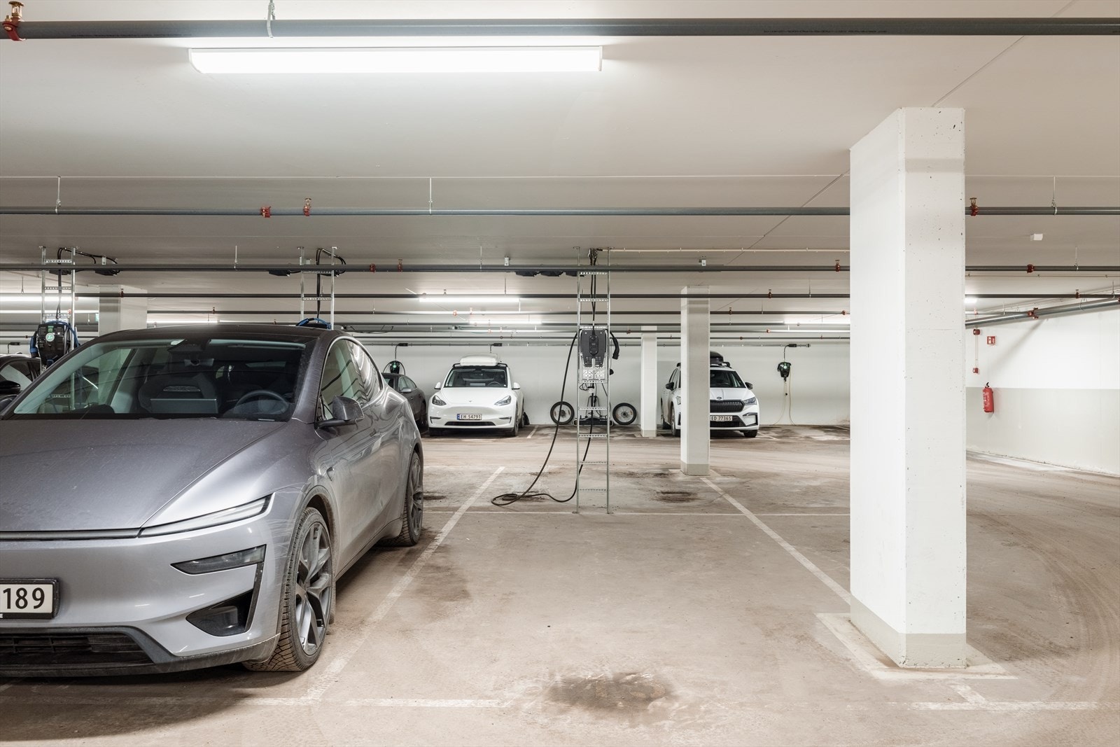 Det medfølger én garasjeplass i felles parkeringskjeller. Plassen er merket med nummer 15. Det er infrastruktur for montering av ladestasjon i garasjen og ladestasjon bestilles via sameiet. Galleribilde