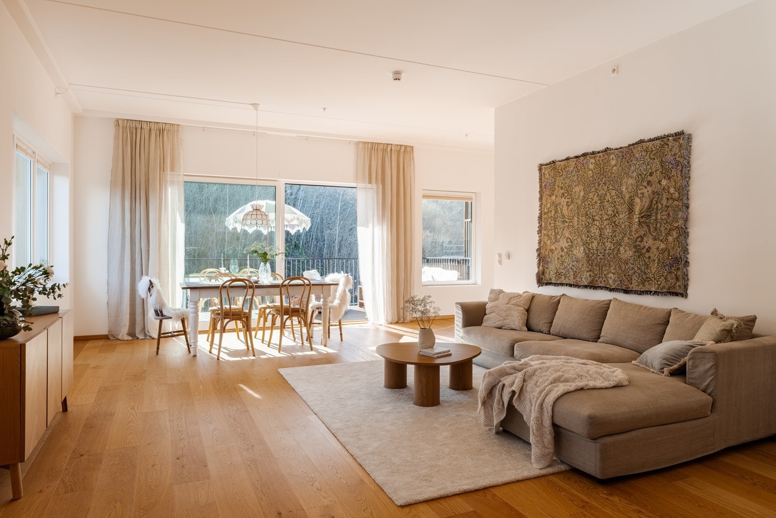 Mot kjøkkenet er det egnet sove for spisebord foran skyvedøren til balkongen. Galleribilde