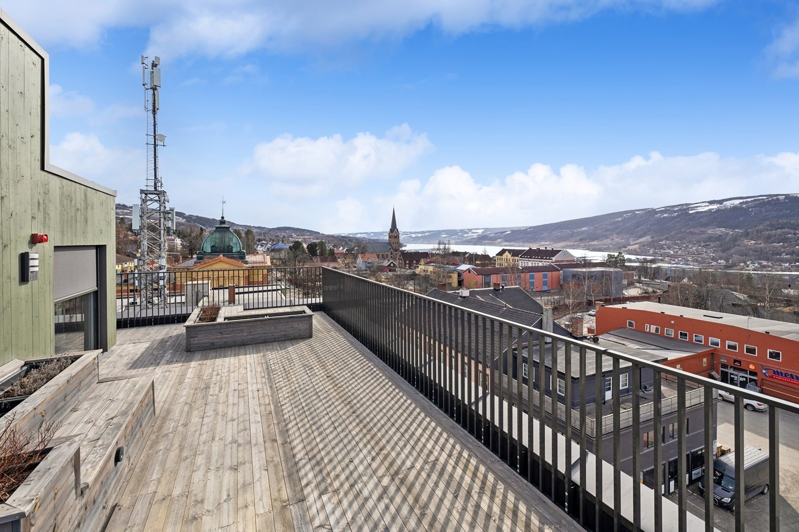 Her oppe kan du nyte solen og den flotte utsikten over Lillehammer. Galleribilde