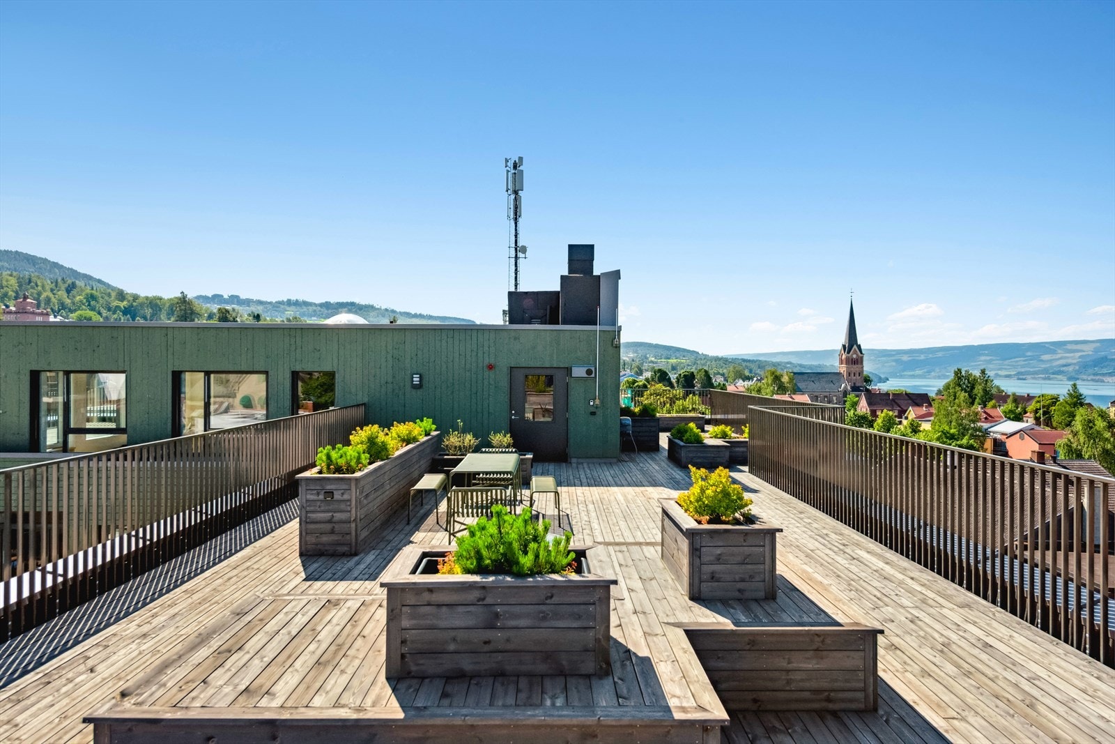 Beboerne disponerer en felles takhage med fantastisk utsikt over byen og Mjøsa. Galleribilde