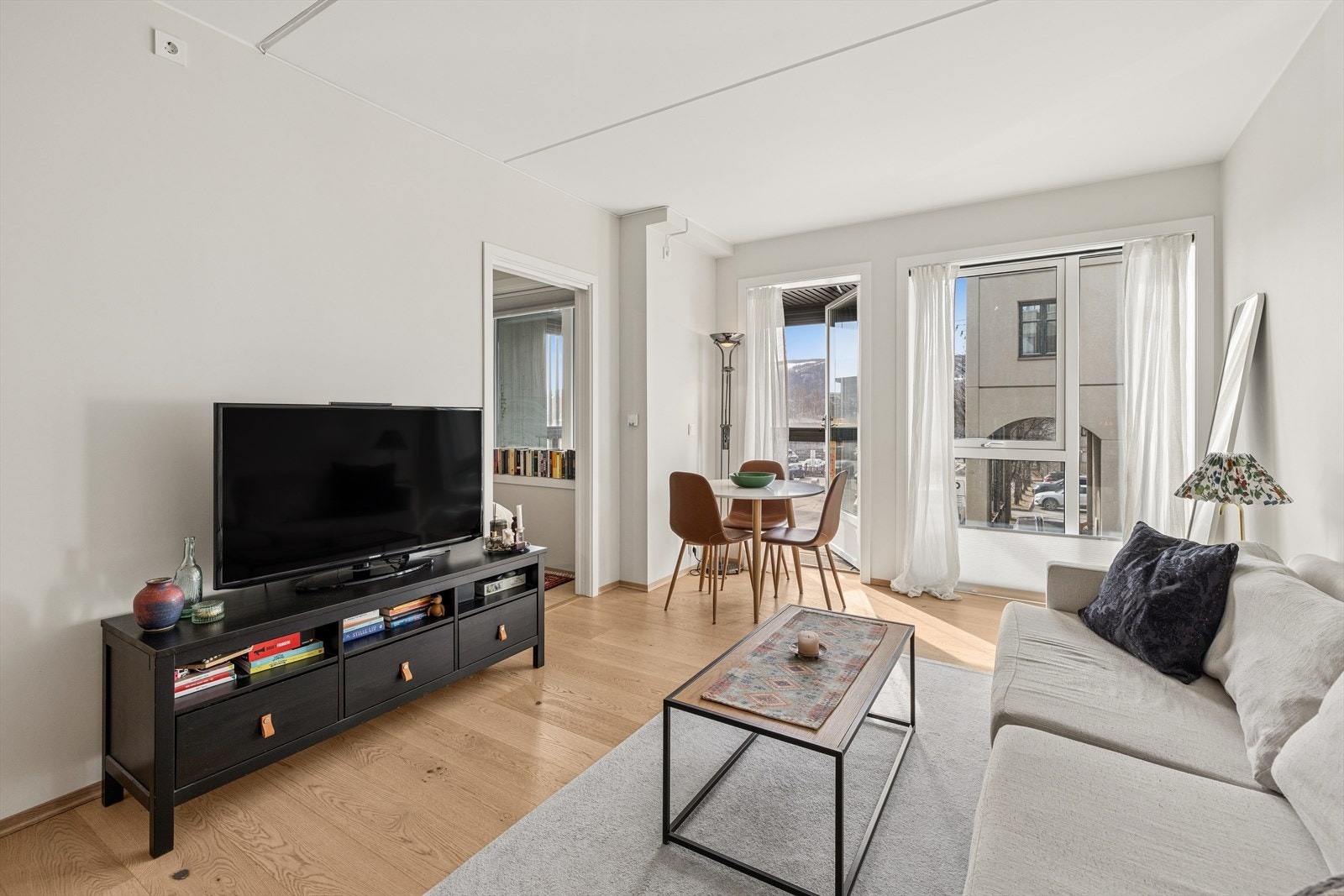 Leiligheten har en åpen og sosial planløsning mellom stue og kjøkken, med vannbåren gulvvarme for jevn komfort. Galleribilde