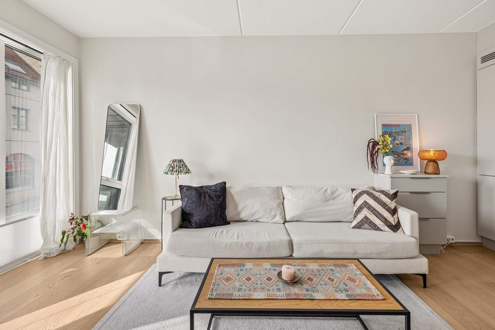 Lys og innbydende stue med plass til både sofagruppe og spisebord. Galleribilde