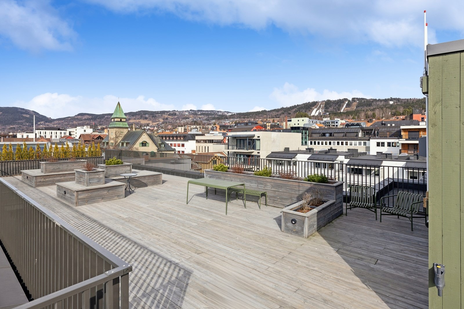 Takterrassen er et flott supplement til egen balkong og et sosialt samlingspunkt i sameiet. Galleribilde