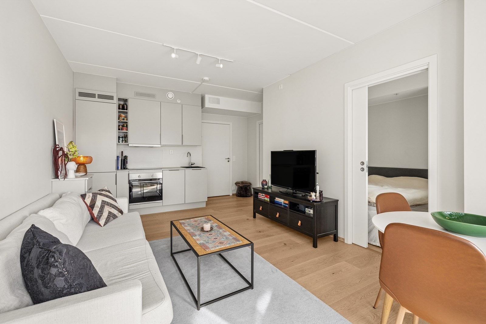 Gjennomgående parkett og malte flater gir et helhetlig og rent utrykk. Galleribilde