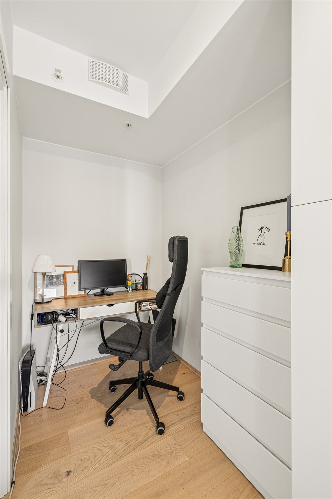 En smart utnyttelse av plassen gir en fin, adskilt arbeidsplass. Galleribilde