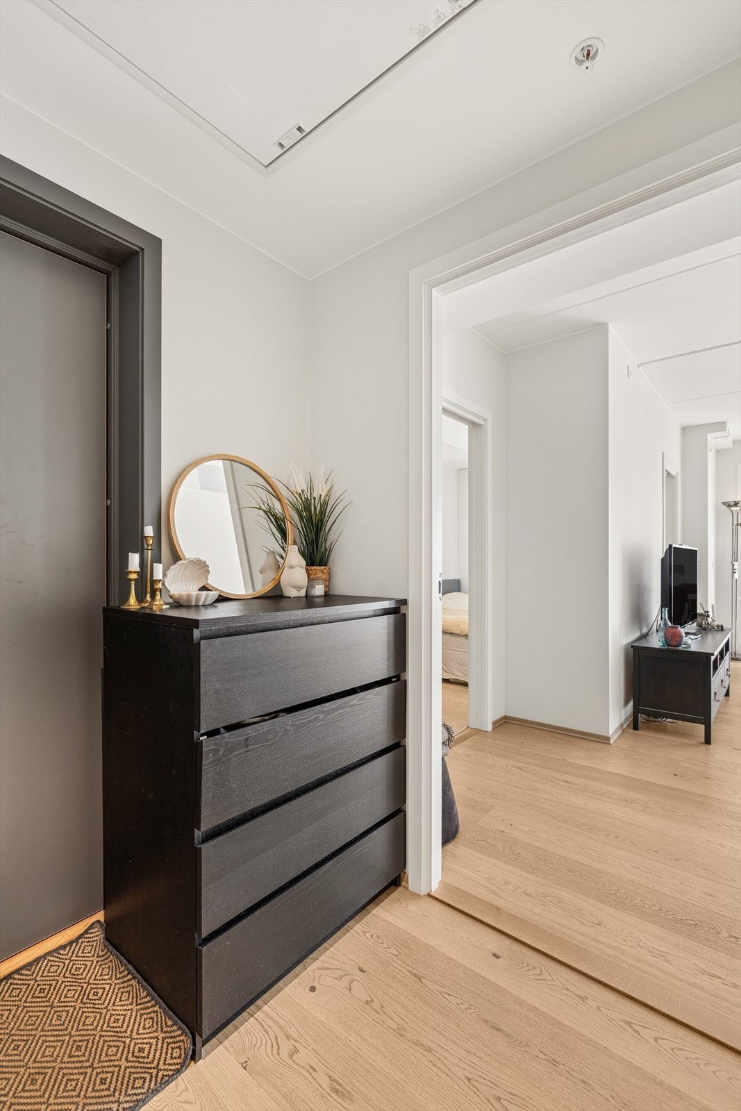 Entré med plass til kommode og direkte tilknytning til leilighetens øvrige rom. Galleribilde