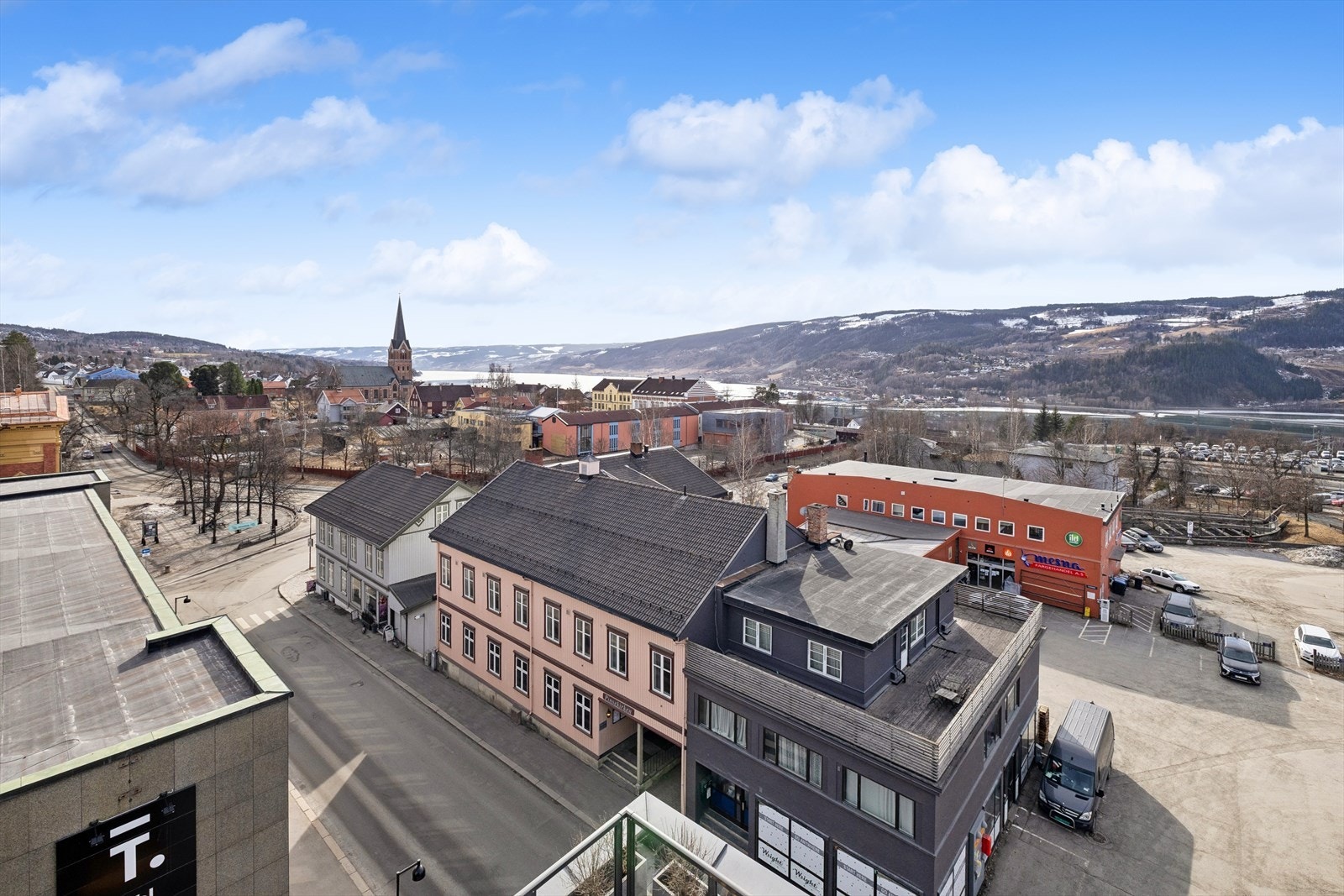 Fra leiligheten er det gangavstand til sentrum. Nærmeste dagligvare er kun ett minutt unna, og Lillehammer stasjon når du på fire minutter. Galleribilde