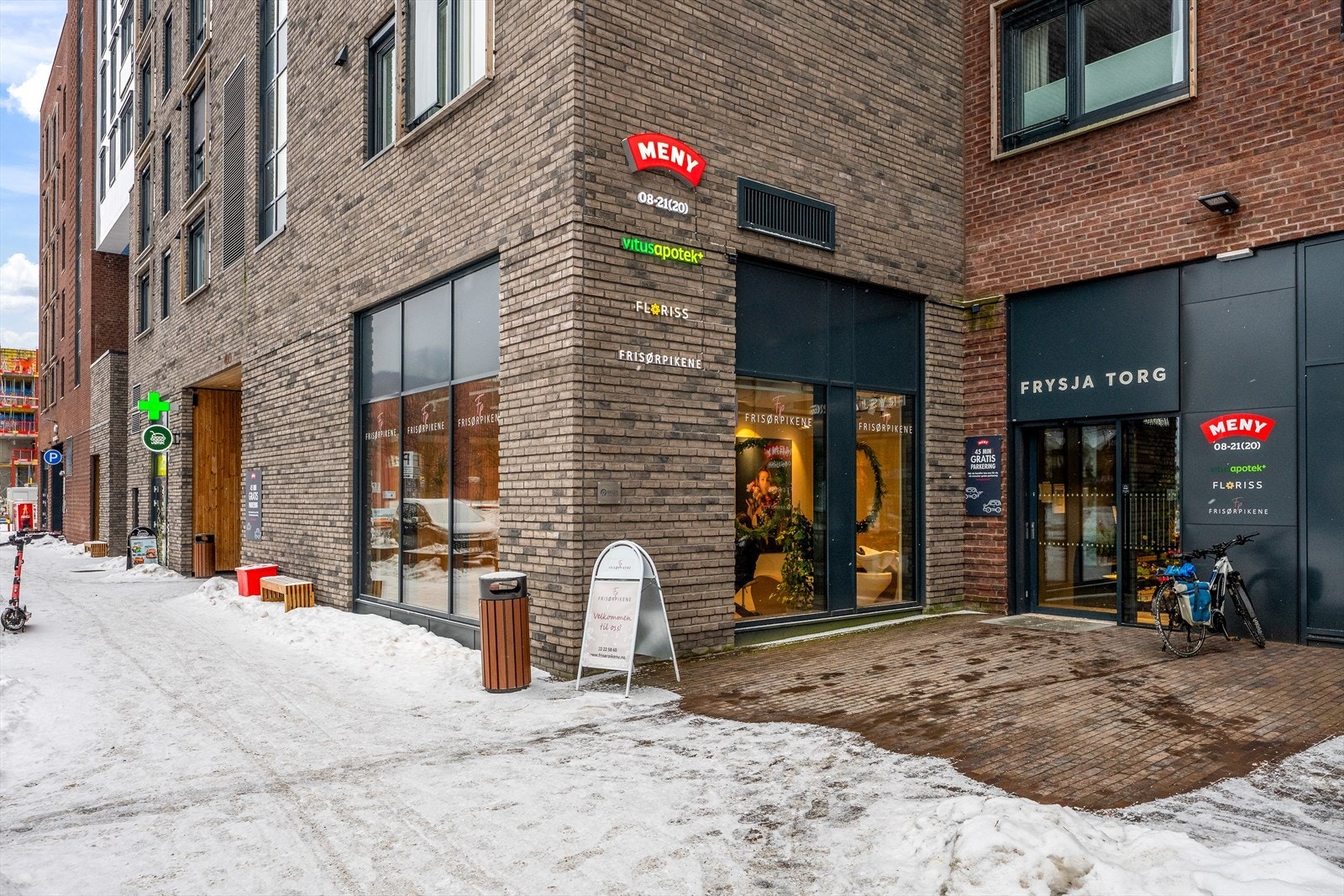 Frysja torg, kun et steinkast unna med blant annet matbutikker, apotek, veterinær, caféer, evo treningssenter, mm. Galleribilde