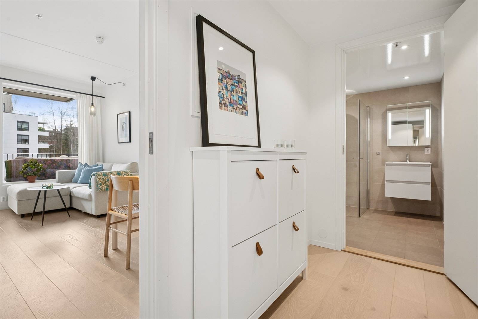 Fra inngangen er det tilgang til boligens øvrige rom. Galleribilde