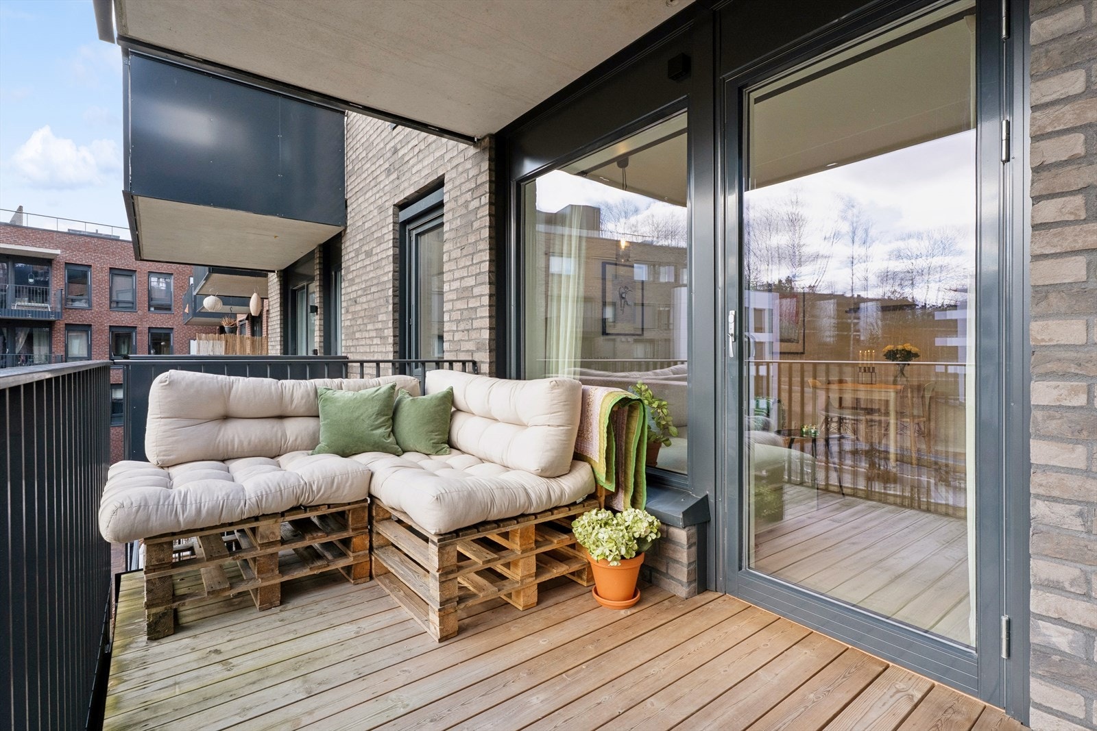Den fantastiske balkongen (ca. 7 m²) er sydvendt, perfekt for varme sommerdager! Galleribilde