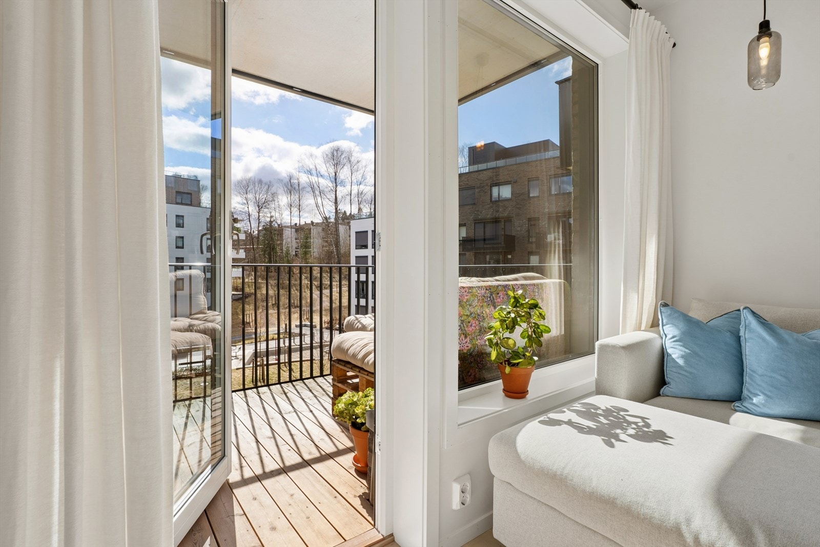 Fra stuen der det utgang til den trivelige balkongen. Galleribilde