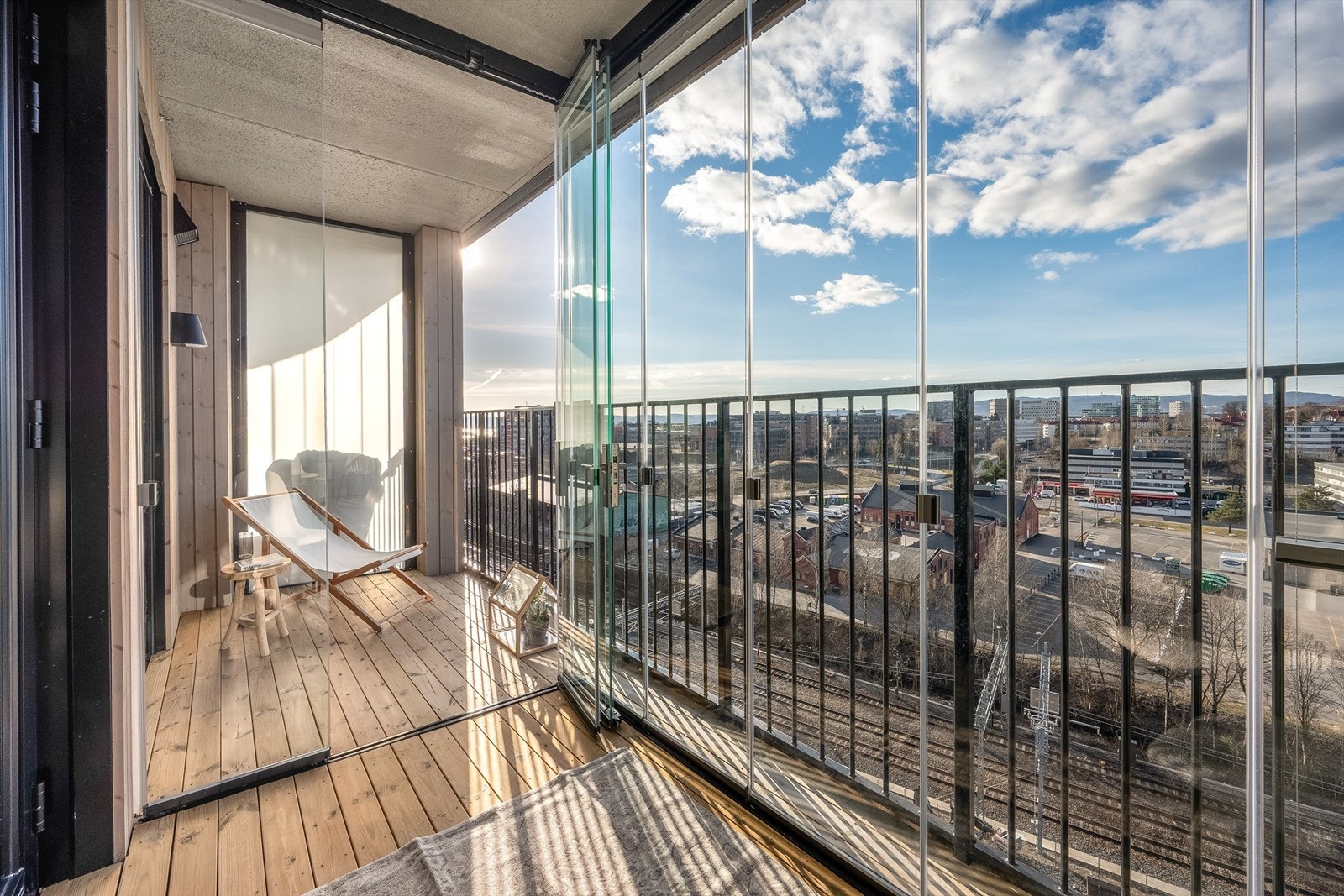 Balkongen er delvis innglasset hvor du enkelt kan åpne opp på solrike dager, eller lukke igjen når været ikke spiller helt på lag Galleribilde
