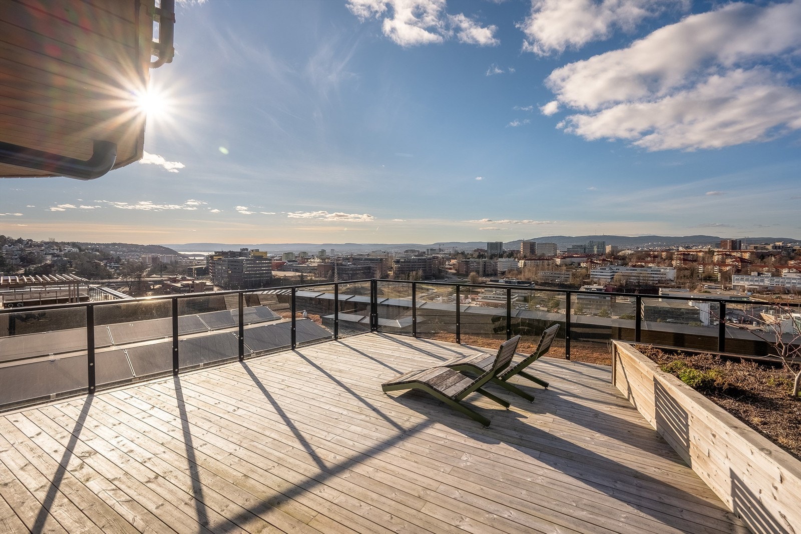 Takterrassene byr på fine sittegrupper, solsenger, flott utsikt og badstue Galleribilde