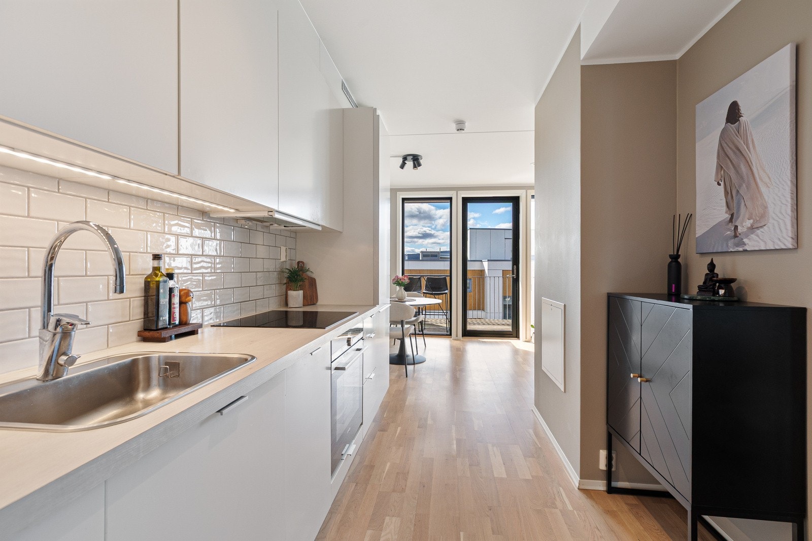 Kjøkkenet er godt utstyrt med integrerte hvitevarer som platetopp, stekeovn og oppvaskmaskin, samt kjøleskap med fryser. Galleribilde