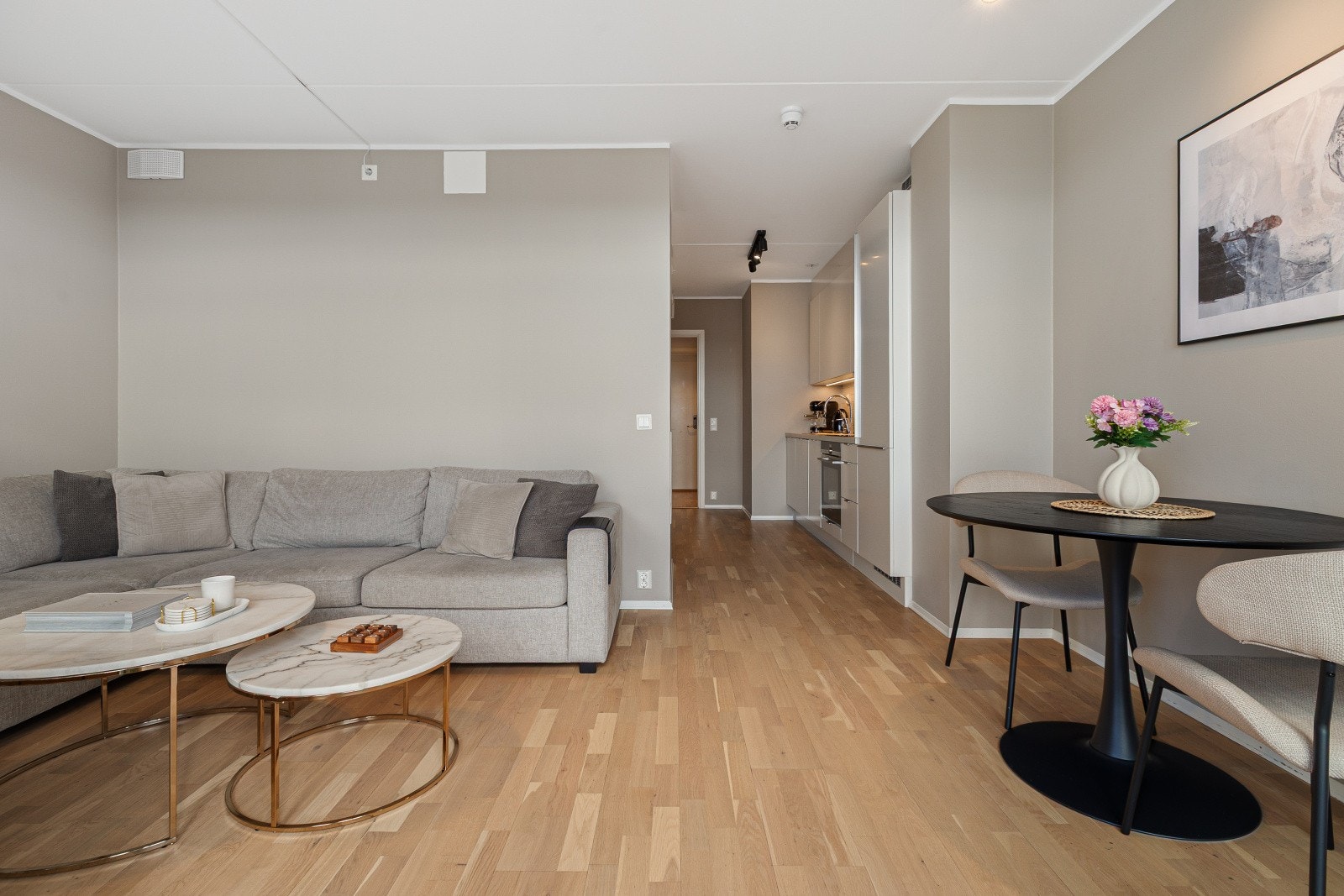 Stuen fremstår som koselig og innbydende, med en enkel og stilren innredning. Galleribilde