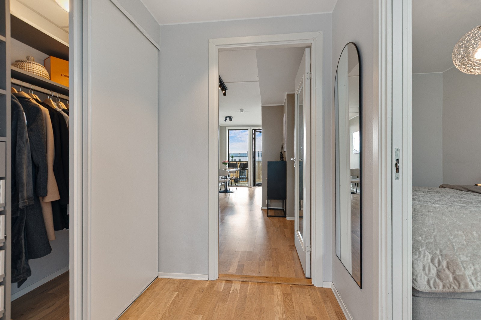 Du ønskes velkommen inn i en lys og innbydende entré som gir et svært godt førsteinntrykk av boligen. Her finner du en romslig skyvedørsgarderobe med rikelig plass til oppheng av yttertøy og praktisk oppbevaring av sko og annet nødvendig utstyr. Galleribilde