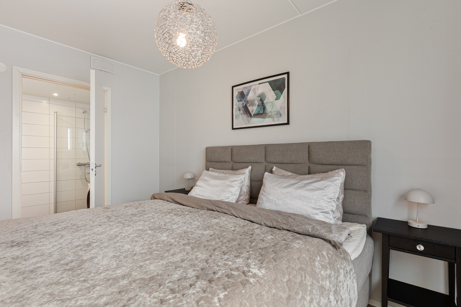Rommet er i dag innredet med dobbeltseng og tilhørende nattbord, og har god plass til øvrig møblement ved behov. Galleribilde