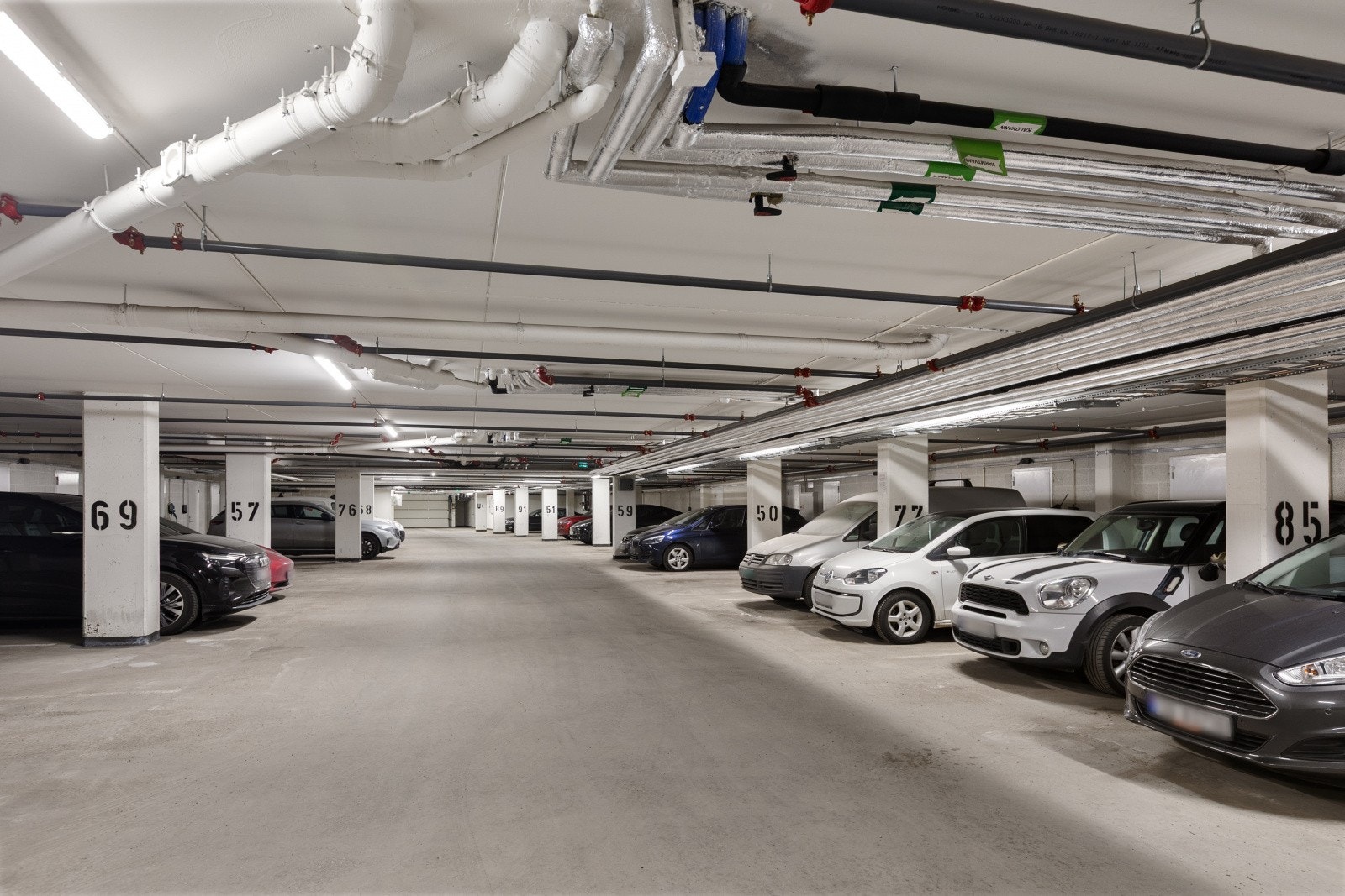 Leiligheten har garasjeplass med direkte heisadkomst, og det er mulighet for å installere elbil-lader. I tillegg finnes gode gjesteparkeringsmuligheter, mens øvrig parkering reguleres etter områdets bestemmelser. Galleribilde