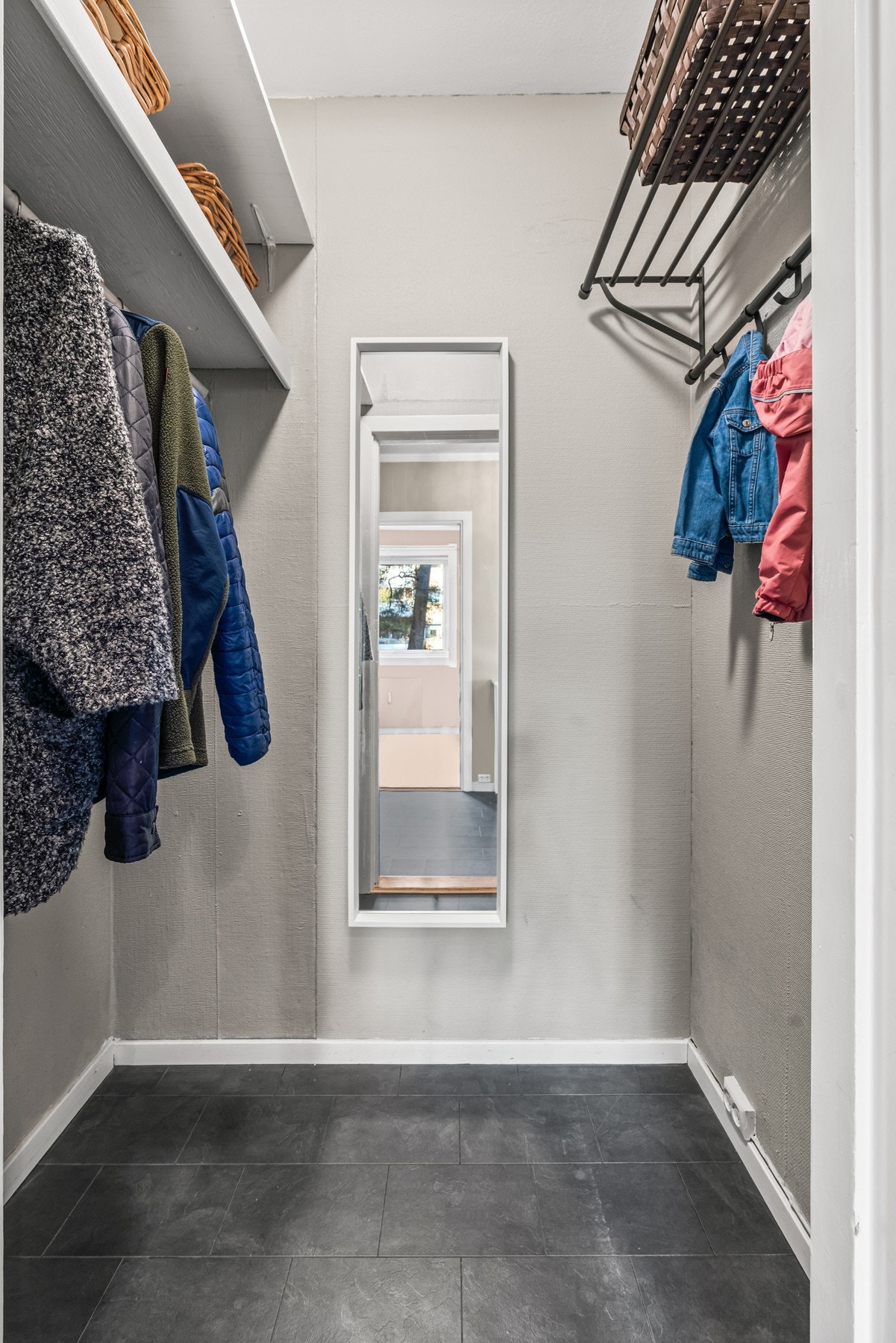 Her er det god plass til å sette fra seg skoene og henge fra seg yttertøyet i en praktisk og dyp walk-in-garderobe. Galleribilde