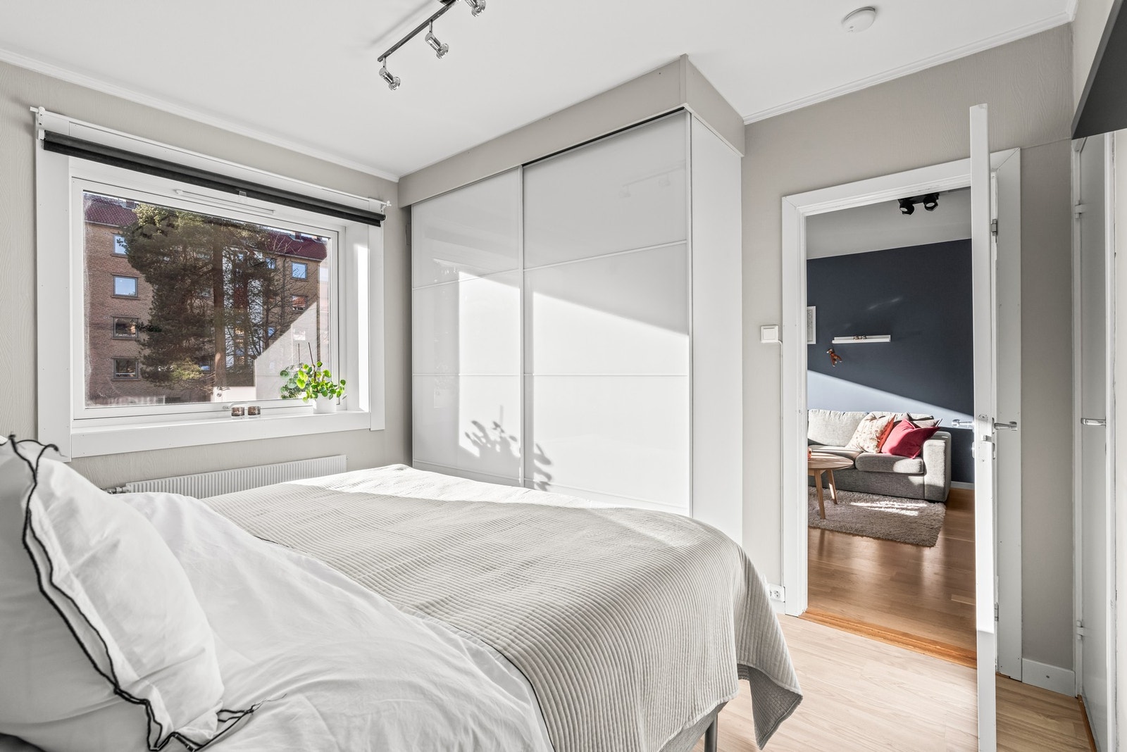 Hovedsoverommet har god plass til seng med tilhørende møblement og garderobe med skyvedører. Galleribilde