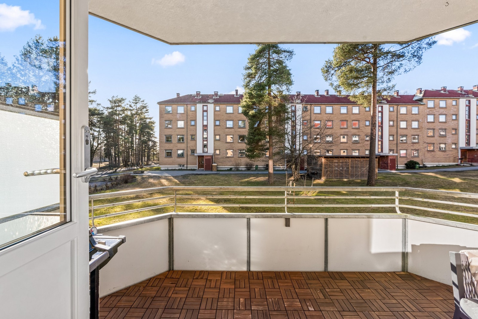 Leiligheten har en vestvendt balkong på ca. 9 kvm med fritt og hyggelig utsyn over grønne fellesareal. Galleribilde