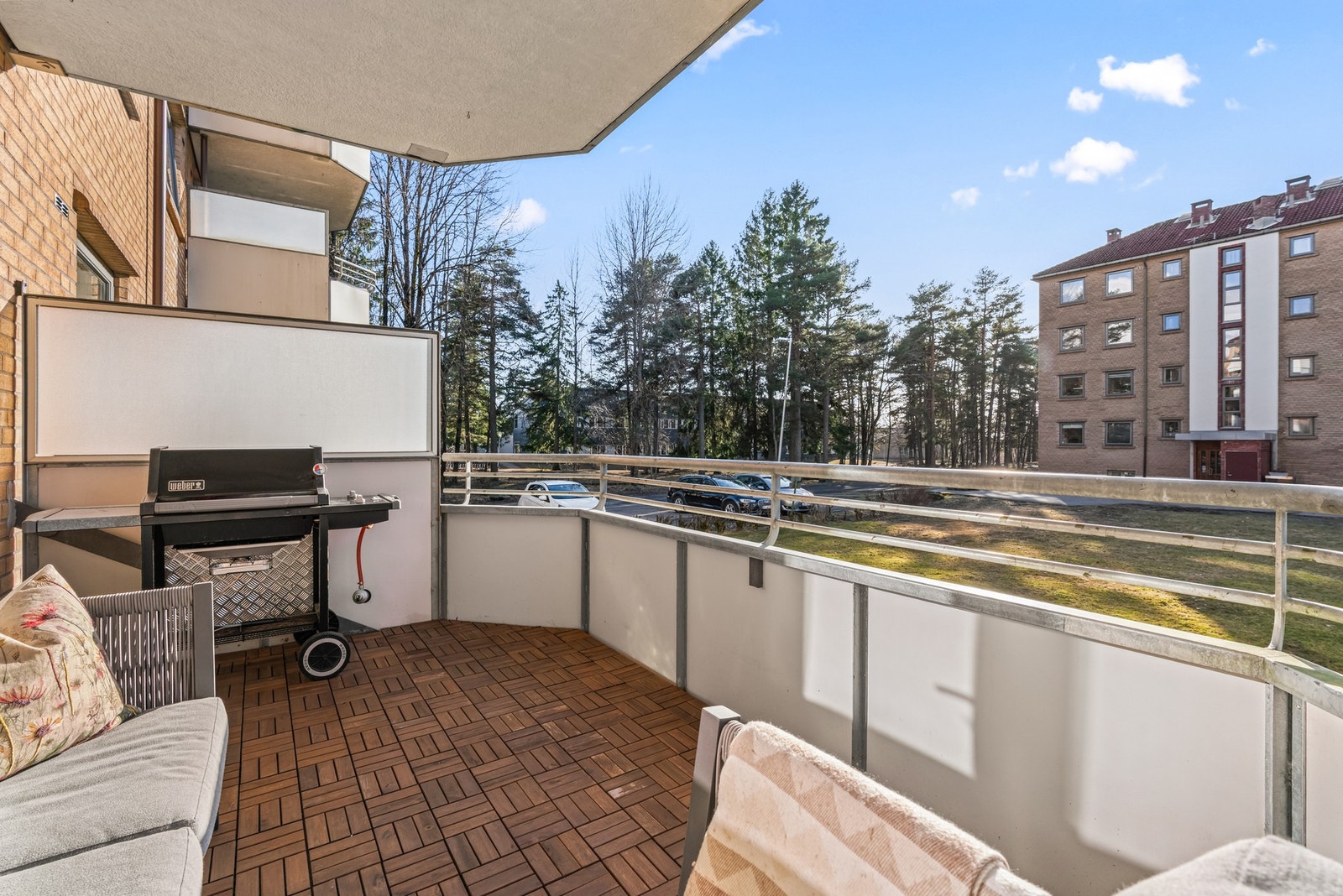 Leiligheten har en skjermet og fin plassering på feltet. Det er tillatt å grille med gass- og elektrisk grill på balkongen. Galleribilde