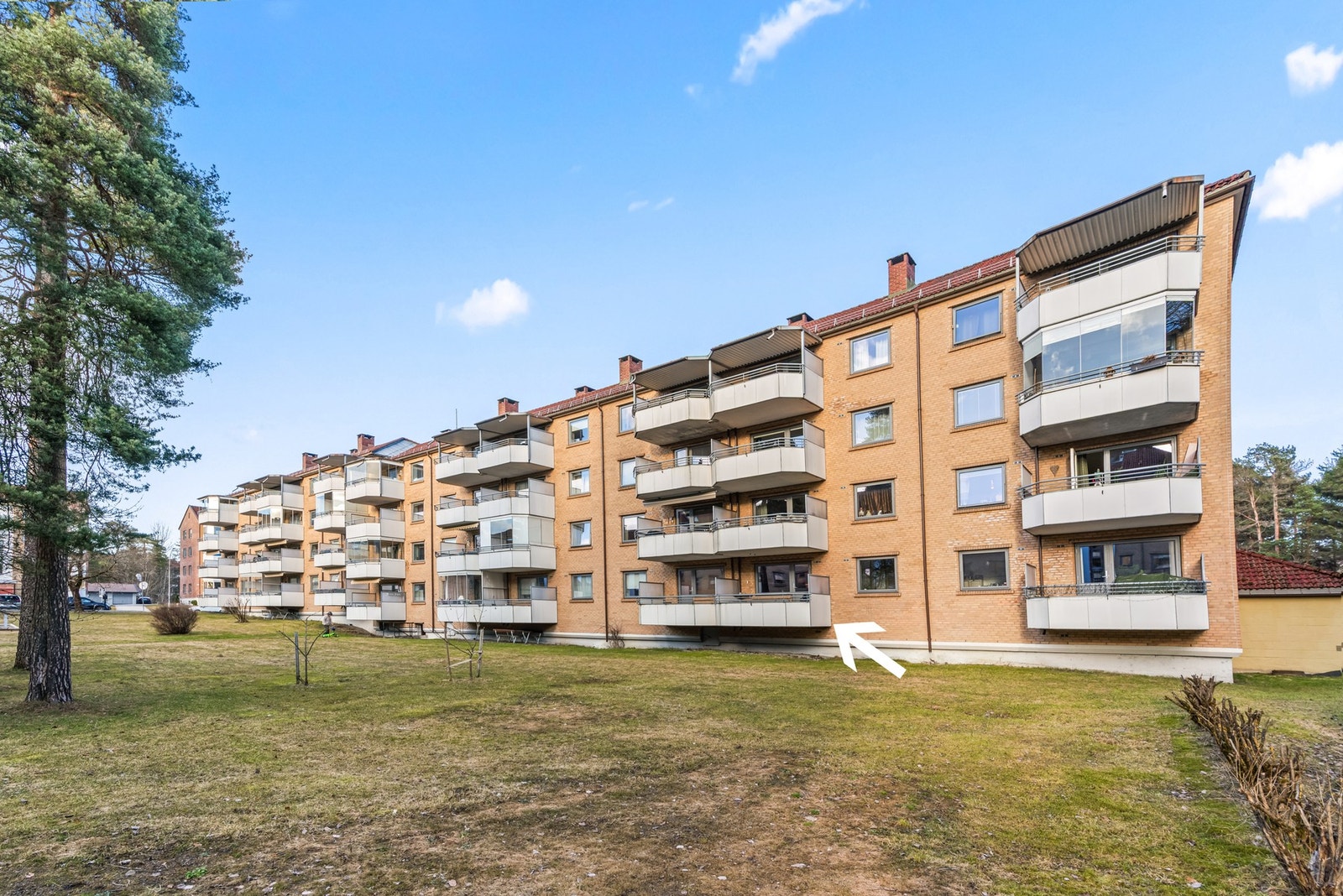 Leiligheten har en fin beliggenhet på feltet. Beliggenheten er både barnevennlig og skjermet med gangavstand til Østmarka, T-bane, buss, barnehager, skoler og dagligvare. Galleribilde