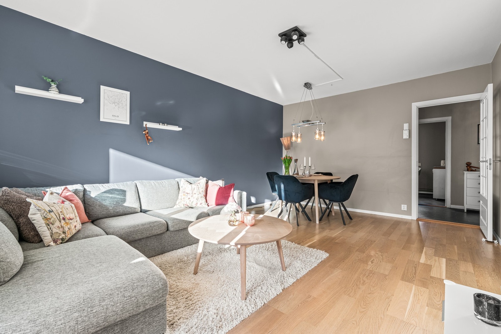 Stuen er av god størrelse med fin plass til å innrede med både sofagruppe og spisebord. Galleribilde