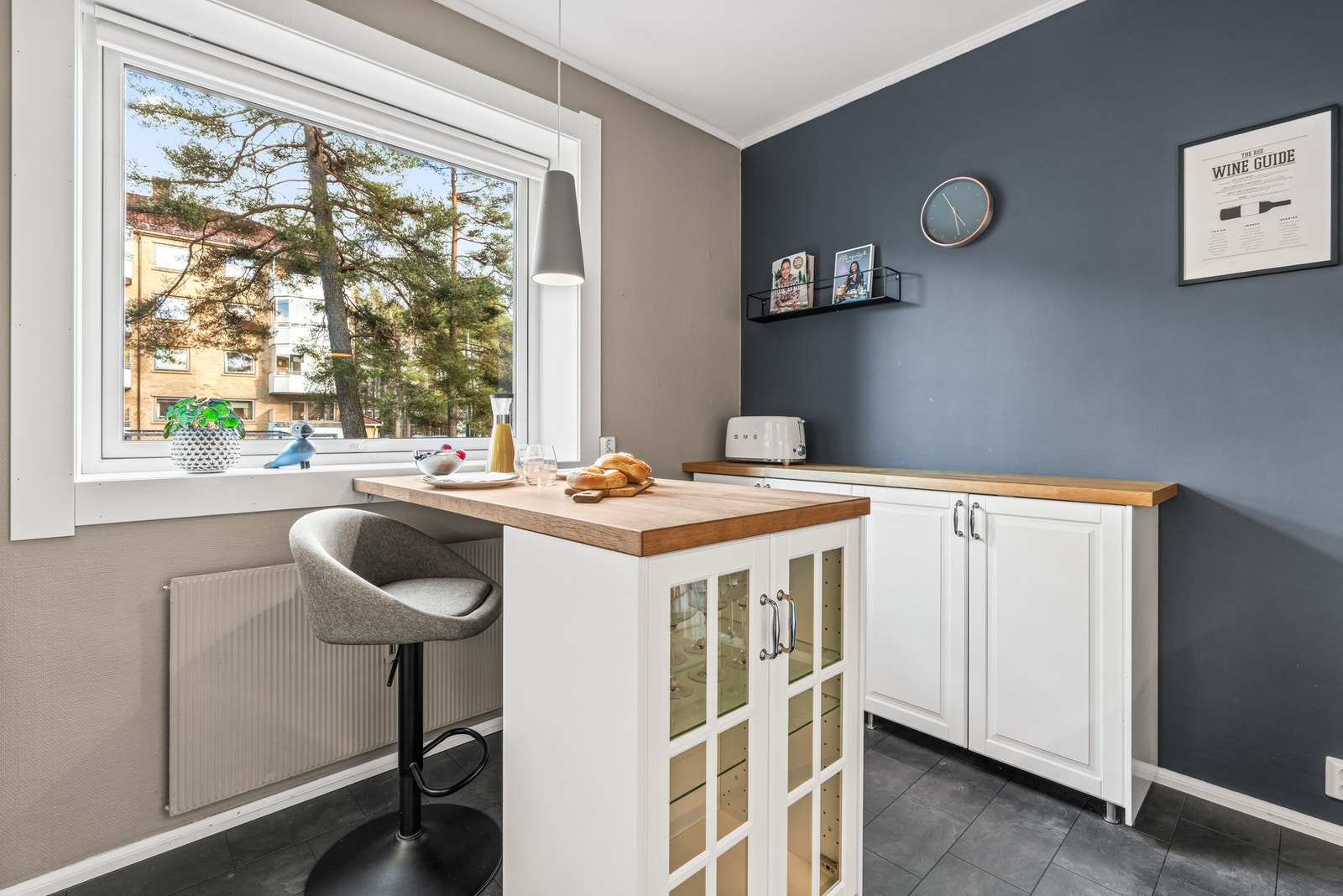 Kjøkkenet har en hyggelig frokost plass ved vindu som gir rikelig med naturlig lys. Veggene ble nymalte i 2021 og frontene på kjøkkenet fra 2018. Det er opplegg for oppvaskmaskin. Galleribilde