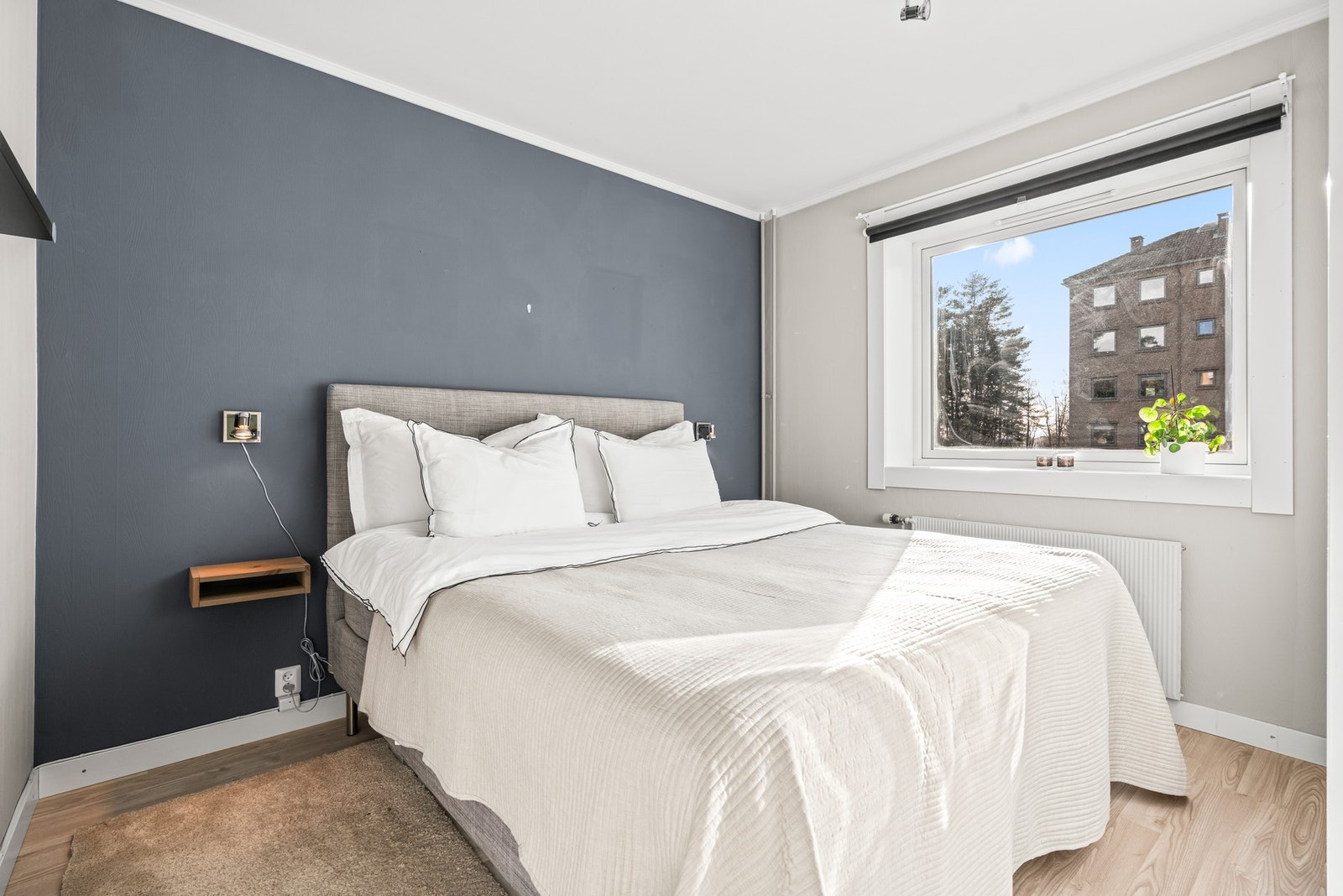 Leiligheten har to romslige soverom som får godt med naturlig lysinnslipp fra store vindusflater. Begge rommene har laminatgulv fra 2021. Galleribilde