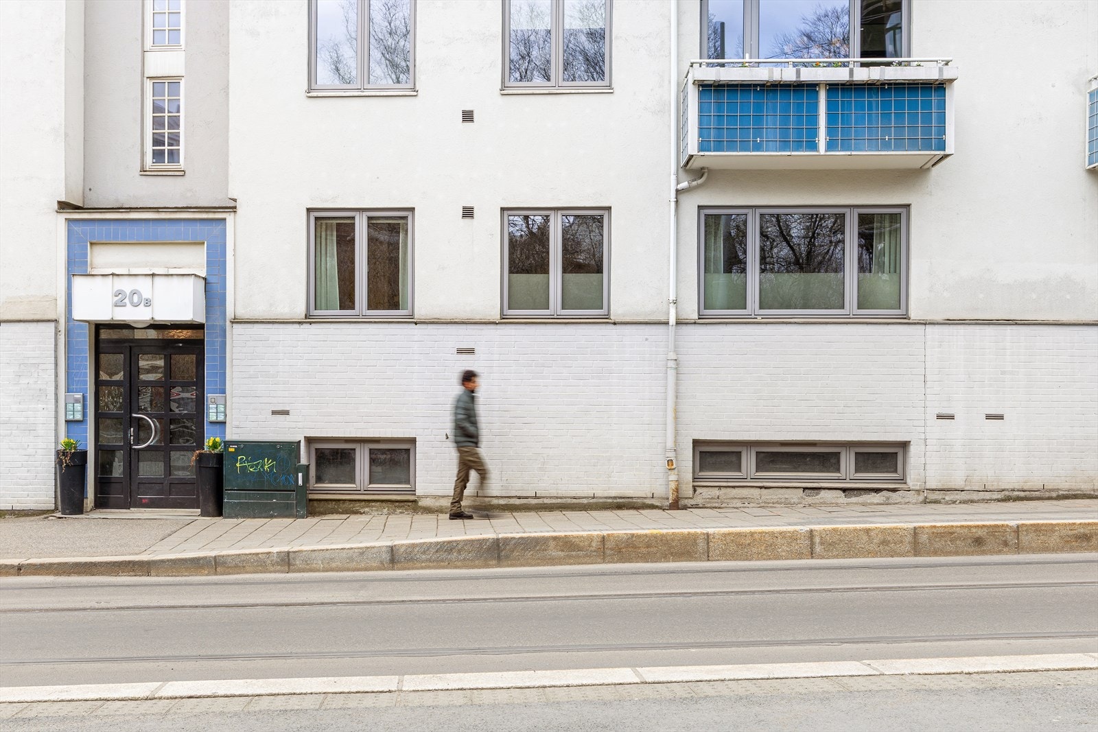 Leiligheten ligger i en svært høy 1. etasje. Galleribilde