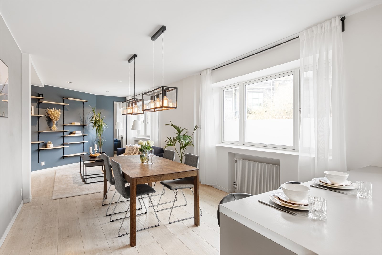 En innbydende og luftig 3-roms andelsleilighet beliggende i høy første etasje med gjennomgående god standard i alle rom. Galleribilde