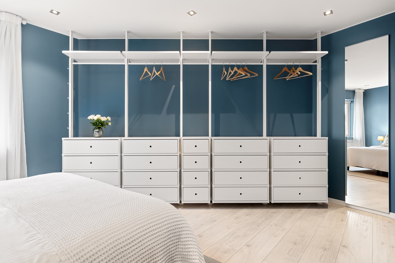 Det er god plass til en stor garderobe. Perfekt for oppbevaring av klær og sko. Galleribilde