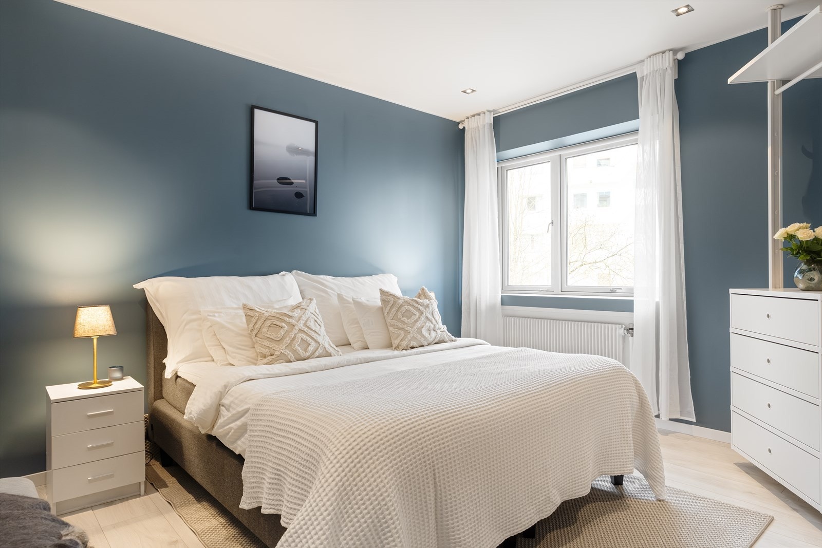 Rommet vender mot rolig bakgård. Galleribilde