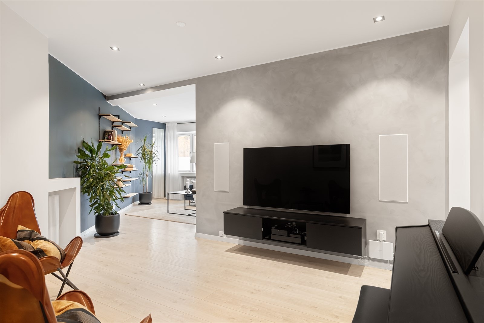 Stuen fremstår som gjennomført og moderne med innfelte høyttalere og tilrettelagt vegg for skjult kabelføring til flatskjerm, samt plass til hifi løsning diskret integrert bak veggen. Galleribilde
