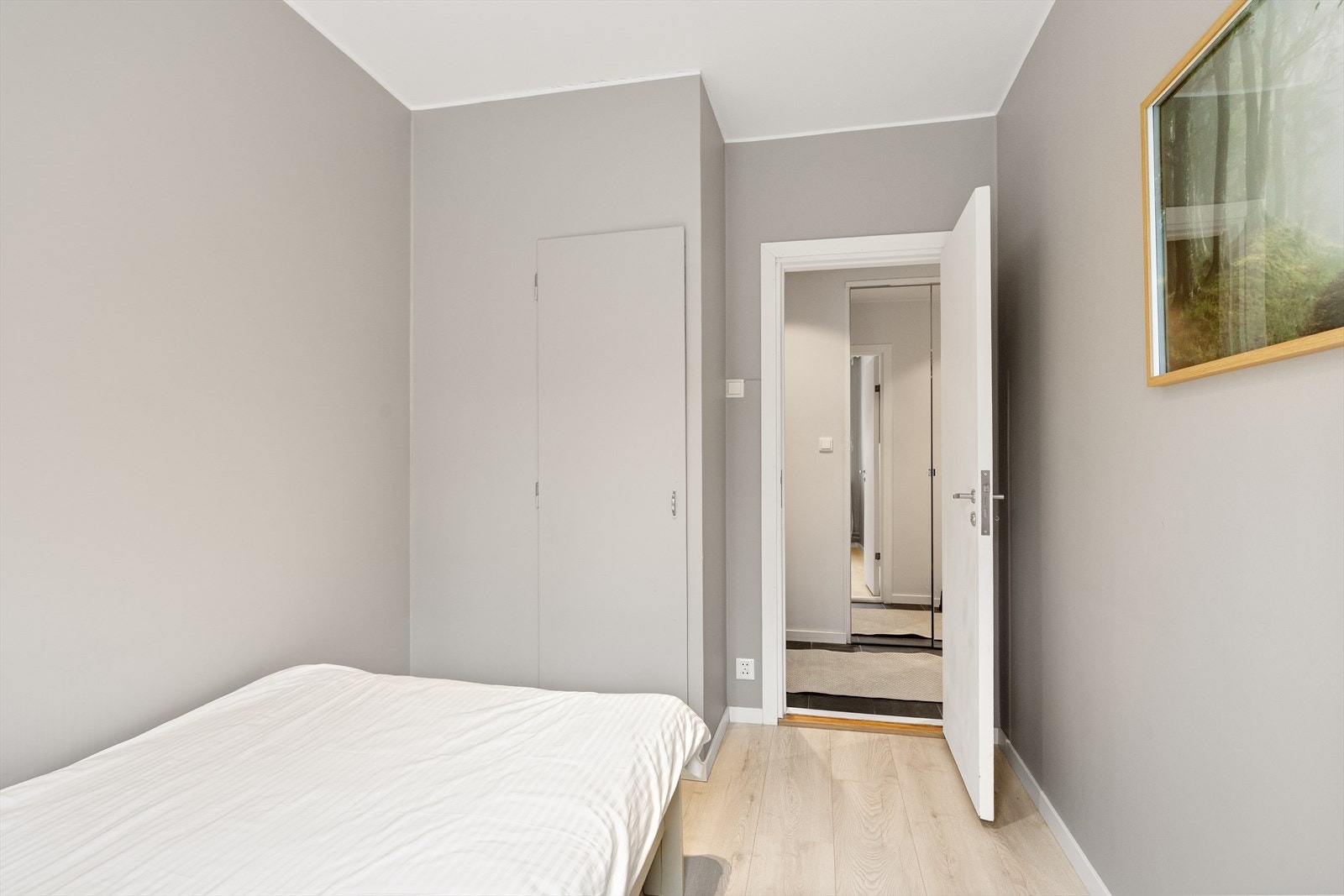 Soverom 2 vender også mot rolig bakgård. Det er plass til lagring i integrert skap. Galleribilde