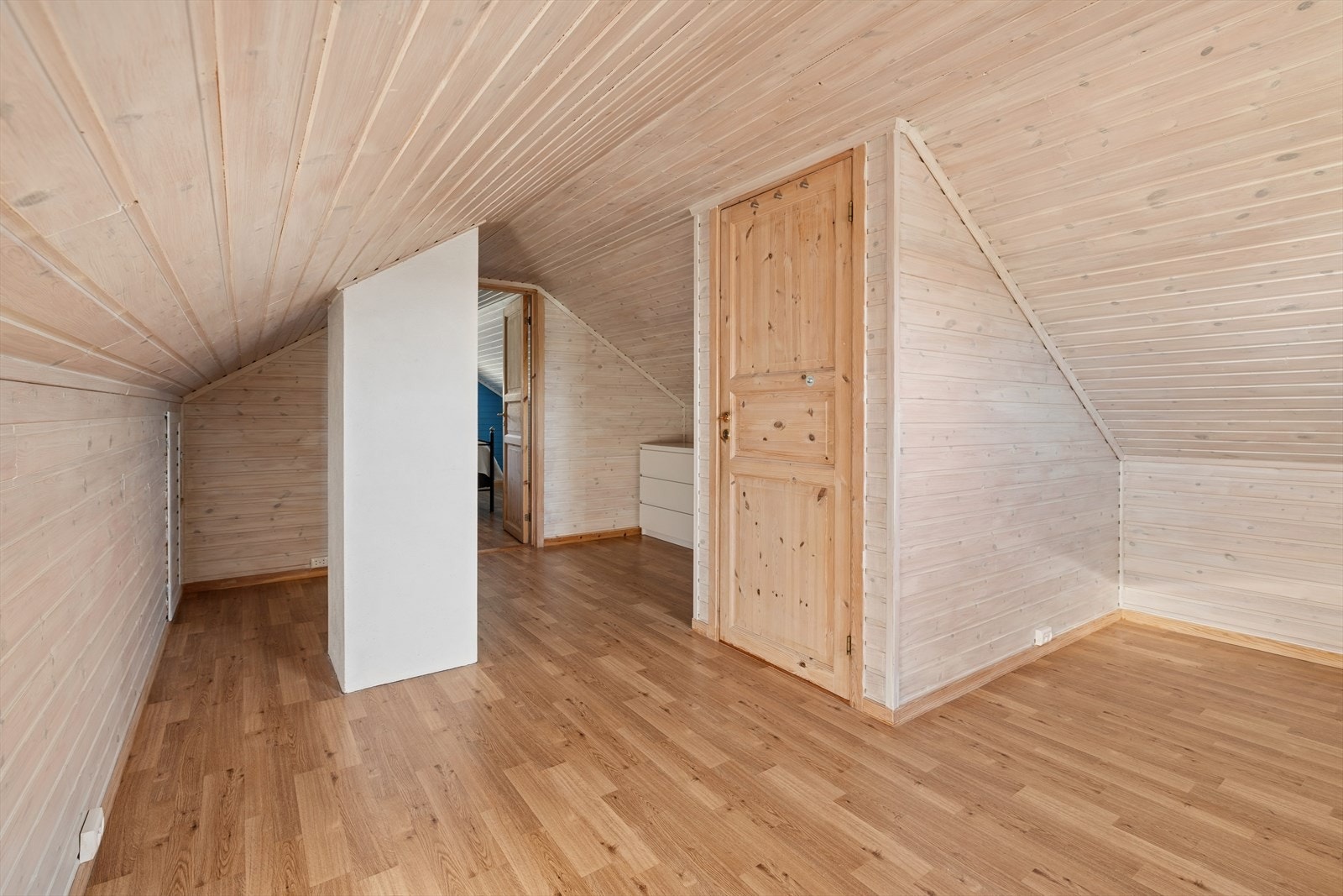 Hele 2. etasje, inkludert trappen, ble beiset/malt rundt 2015. Galleribilde