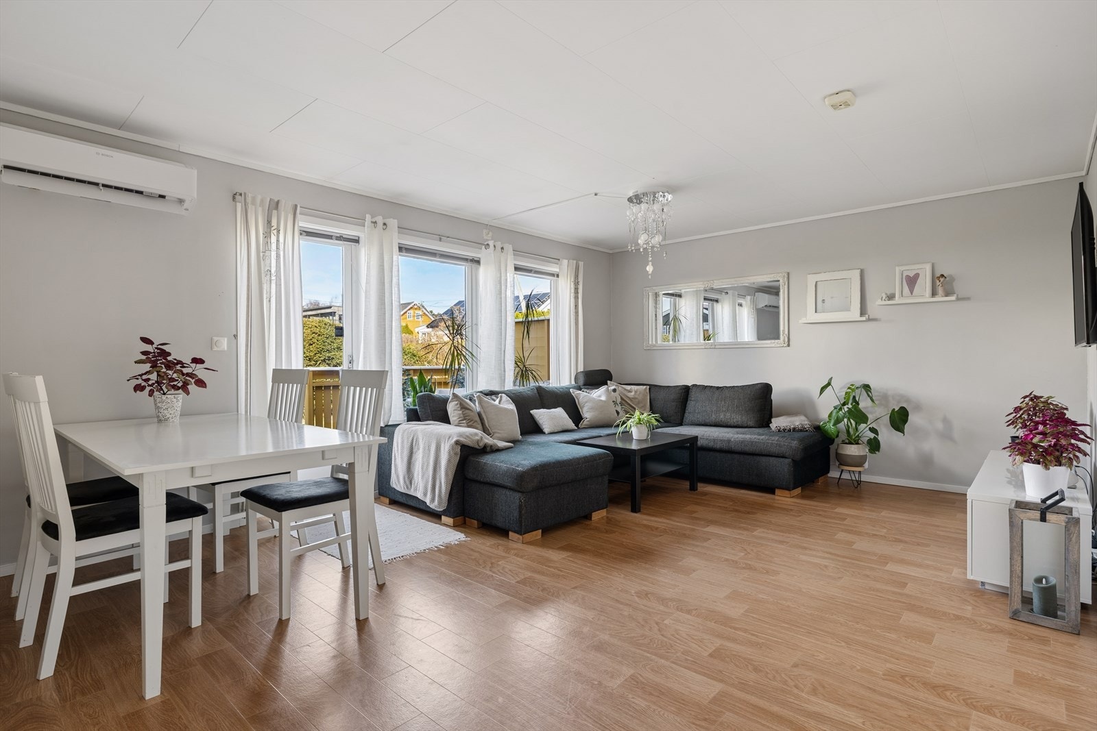Stuen er romslig og har plass til både sofagruppe og spisebord. Galleribilde