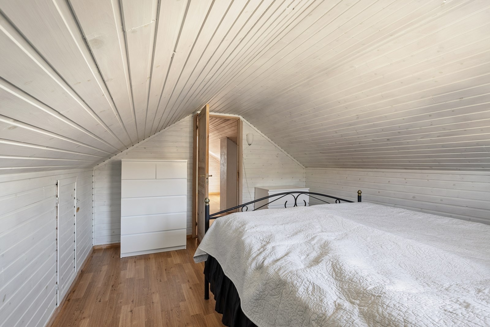 Skråtaket og panelveggene gir rommet en lun og koselig atmosfære. Galleribilde