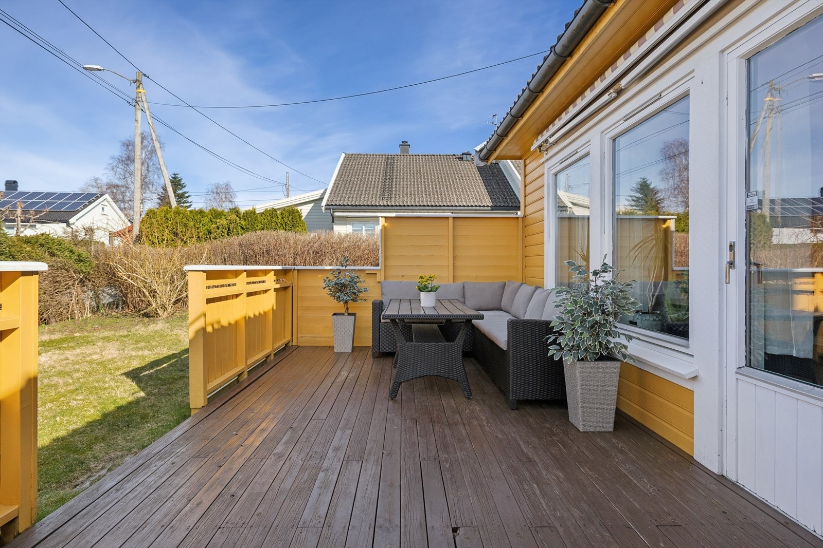 Fra stuen er det utgang til en herlig, vestvendt terrasse av fin størrelse. God plass til en romslig sittegruppe for sosiale sammenkomster. Galleribilde