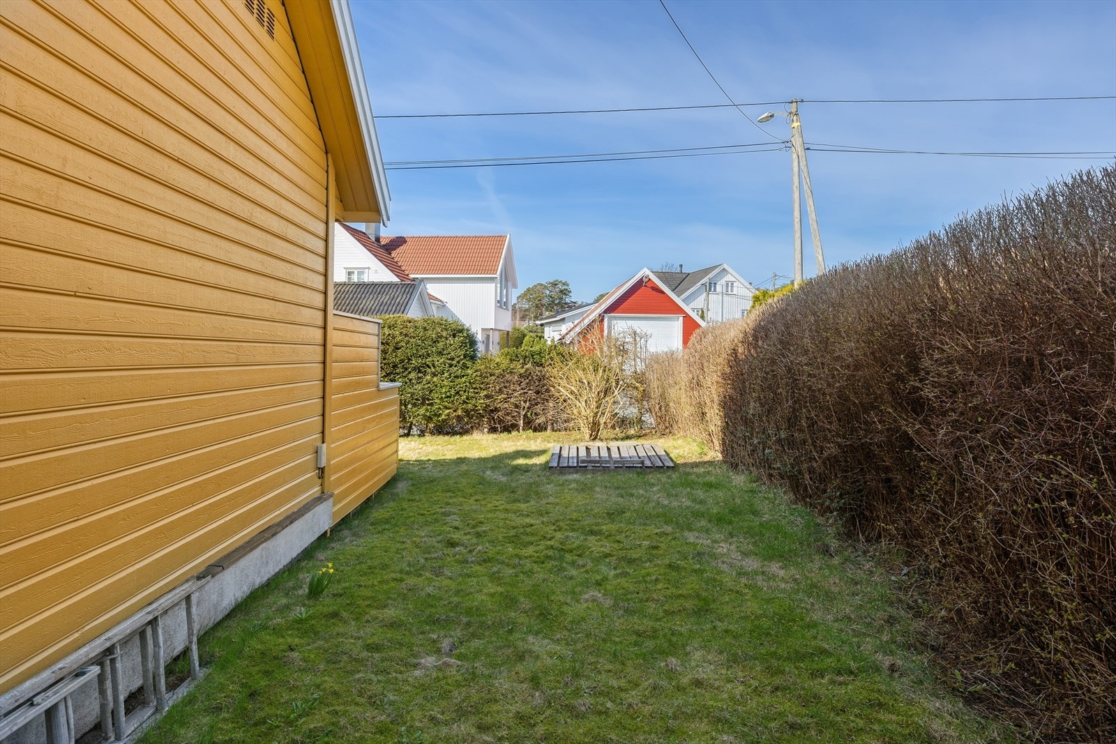 Hagen er lettstelt og skjermet med beplantet hekk. Gangavstand til bl.a. flere flotte badestrender som Storesand, Strand, Moviga etc. Galleribilde