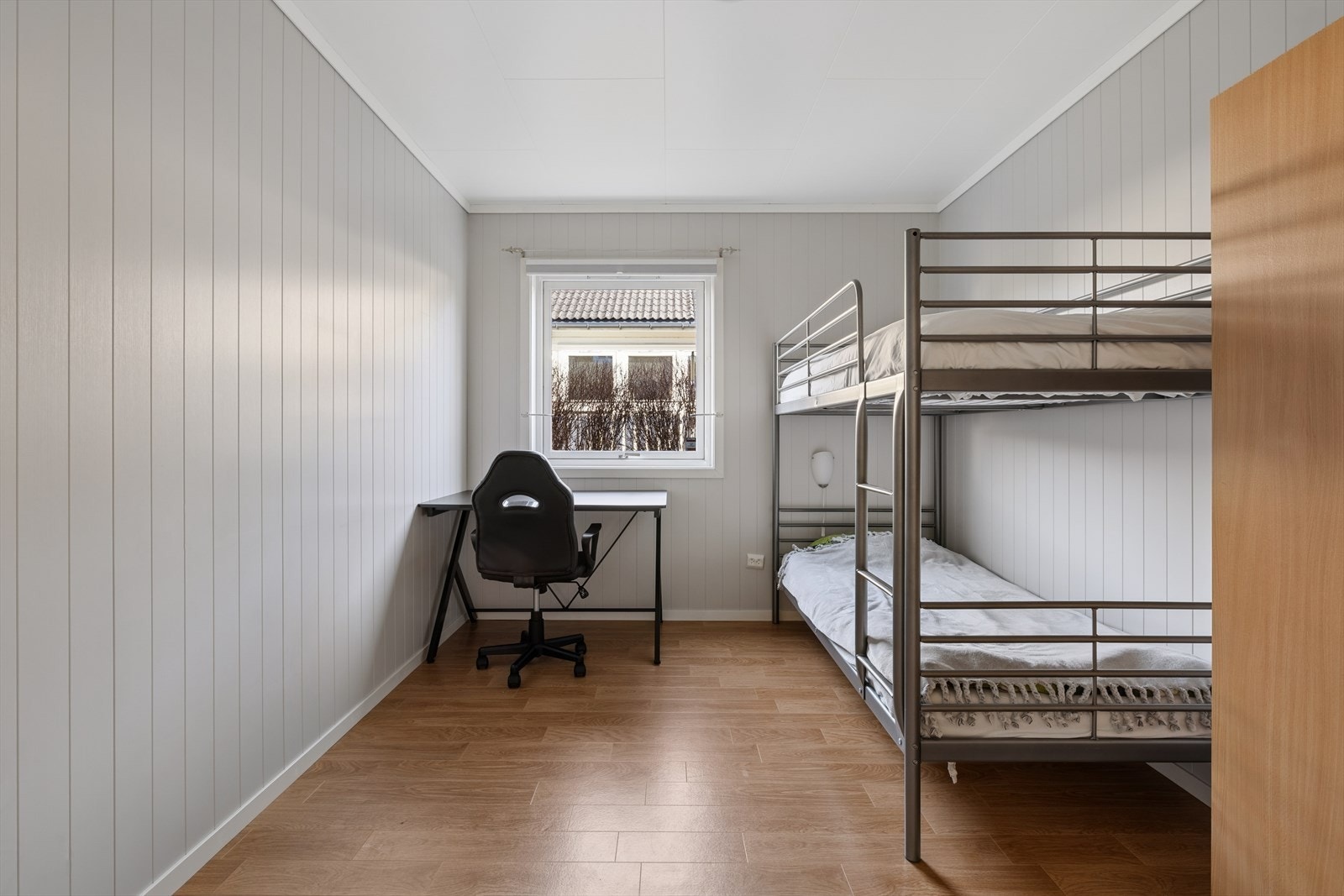 Rommet er av god størrelse med plass til både seng og skrivepult. Galleribilde