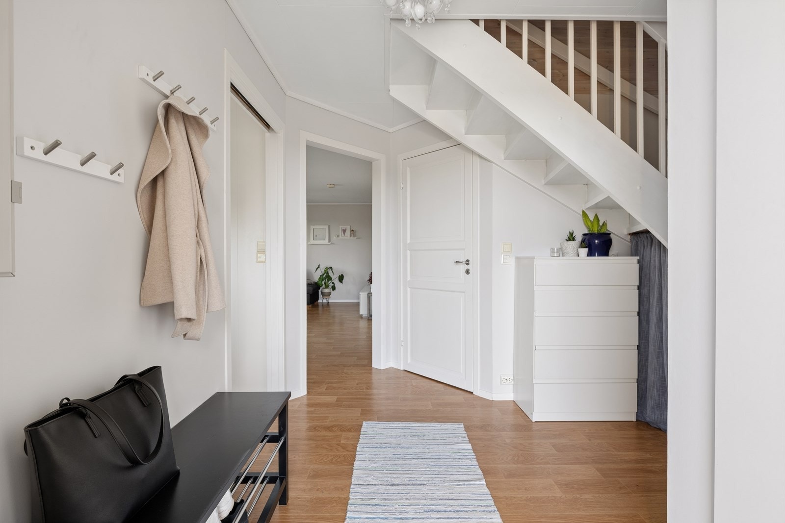 Gangen er nylig malt og har plass til oppbevaring under trappen. Galleribilde