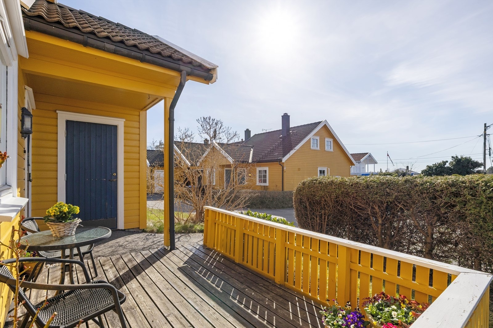 En hyggelig sydvendt uteplass i tilknytning til det overbygde inngangspartiet. Praktisk utebod. Galleribilde
